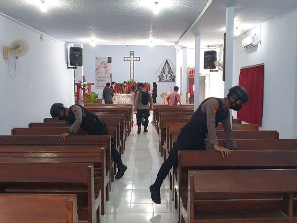 Jumat Agung, Polres Probolinggo Sterilisasi Gereja dan Bantu Jemaah