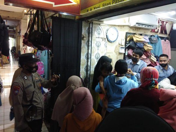 Polres Lamongan Keliling Pasar, Imbau Masyarakat Tak Pakai Perhiasan Berlebihan