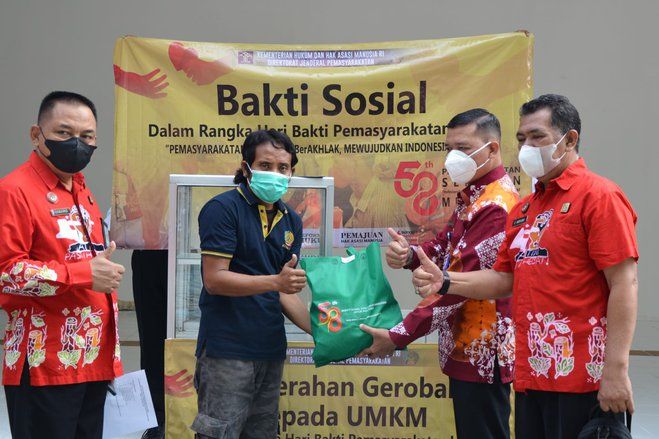 Hari Bakti Pemasyarakatan, Lapas Lamongan Beri Bantuan Gerobak Usaha