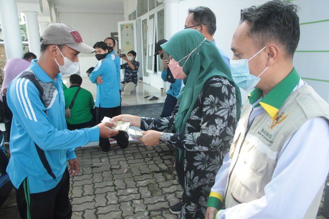 Penyapu Jalan hingga Penjaga Pintu Air di Probolinggo Dapat Bantuan Uang