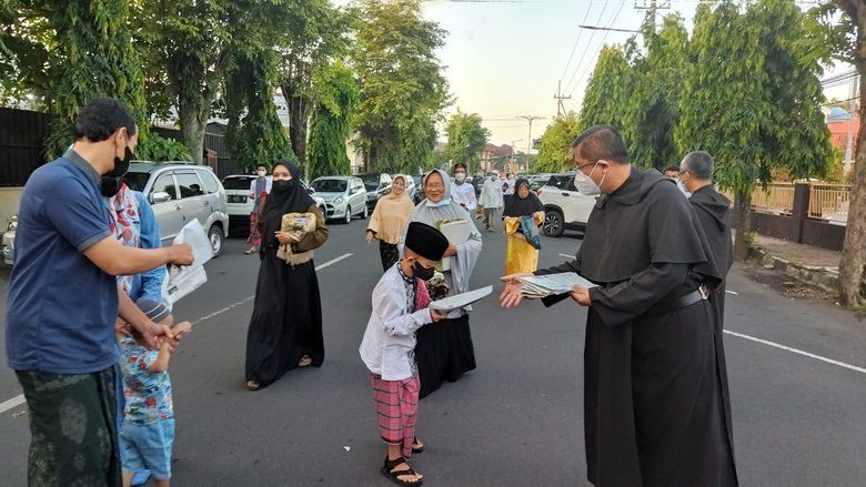 Jemaat Gereja Katolik di Jember Bagikan Koran untuk Alas Salat Idulfitri