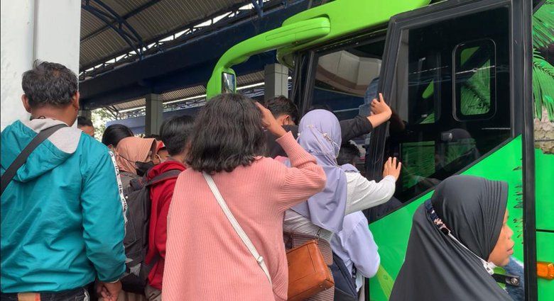 Puluhan Ribu Pemudik Pulang Balik dari Terminal Seloaji Ponorogo 