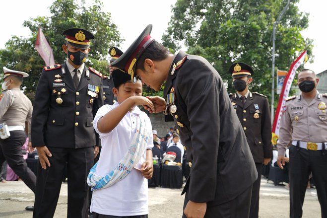 Hari Lahir Pancasila, Kapolresta Mojokerto Cium Tangan Anak Kuli Bangunan