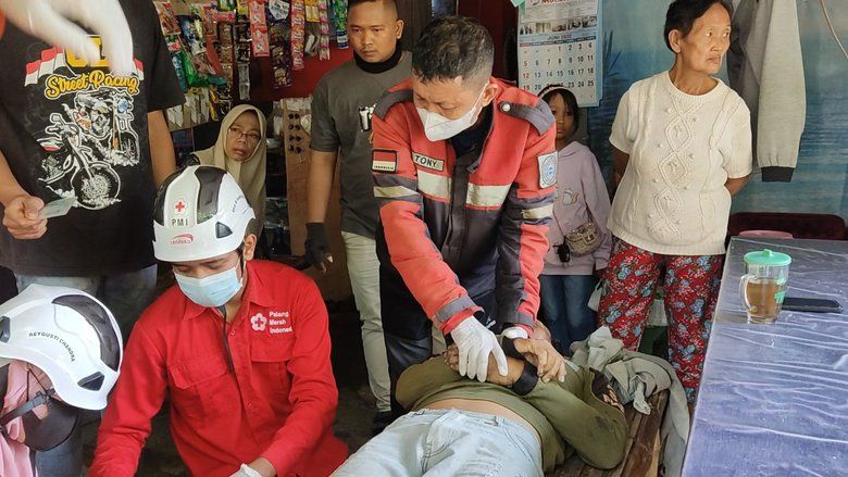 Terjatuh saat Naik Pohon Sawo, Pria Pemborong Buah di Mojokerto Tewas