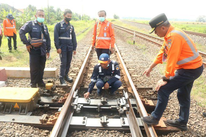  

KAI Daop 8 Inspeksi Jalur Kereta di Mojokerto hingga Surabaya