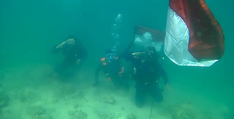 Sambut HUT RI, Polres Probolinggo Kibarkan Merah Putih di Dasar Laut Gili Ketapang 
