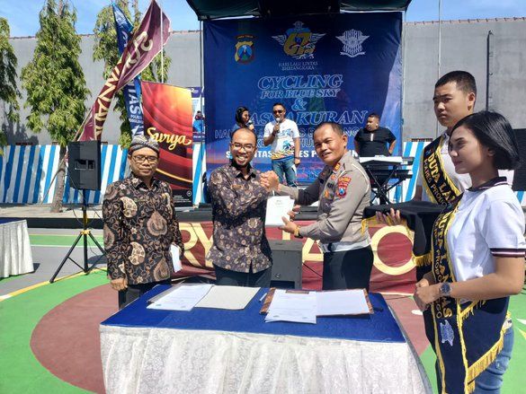 Edukasi Siswa, Polantas Polres Probolinggo Bagikan Buku Panduan Tertib Berlalu Lintas