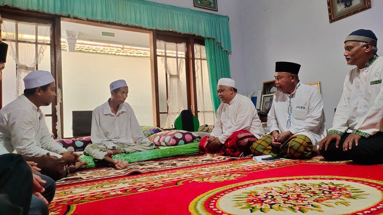 Pengurus PKS Jatim Jenguk Kiai Abdul Jalal Probolinggo