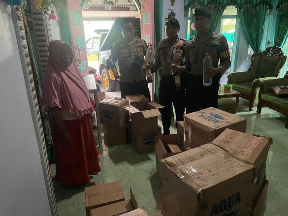 <strong>Kafe di Banyuanyar Probolinggo Digrebek Polisi Gegara Jual Miras</strong>