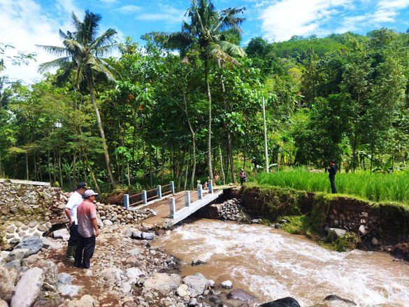 <strong>Jembatan Putus Diterjang Banjir, Warga Dusun Kalibiru Probolinggo Terisolir</strong>