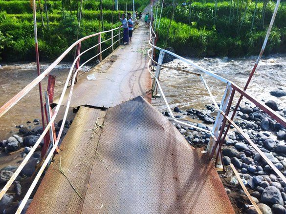 Jembatan Gantung Penghubung 2 Kecamatan di Probolinggo Luluh Lantak Diterjang Banjir &nbsp;