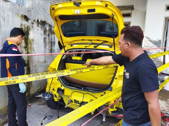 Teror Ledakan Bom Bondet Menimpa Mobil Kades Kedungrejoso Probolinggo