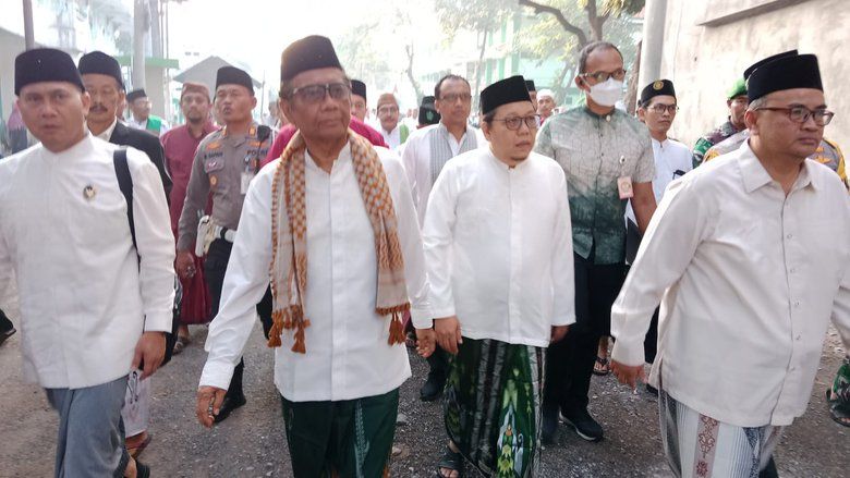 Menkopolhukam Mahfud MD, Sholat Ied di Ponpes Nurul Jadid Paiton