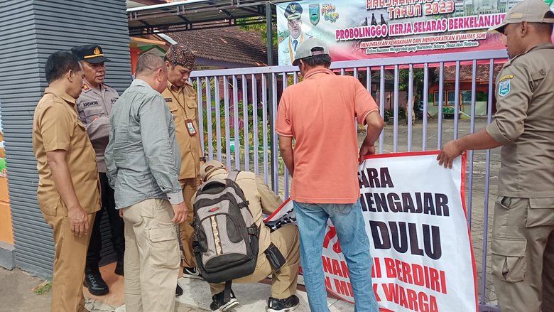 Sekolah Disegel Ahli Waris, Siswa SD di Probolinggo Belajar di Rumah RT &nbsp;