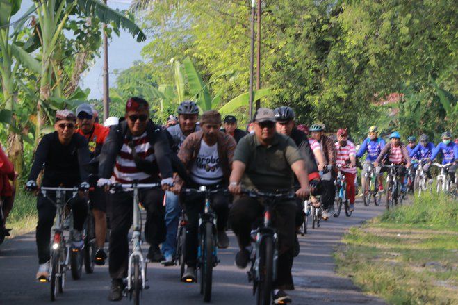 Wabup dan Sekda Probolinggo Gowes Bersama, Cek Perbaikan Jalan Rusak