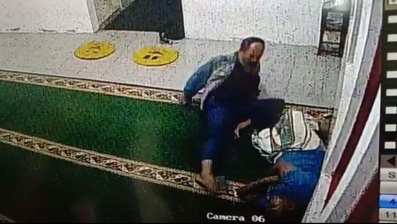 Aksi Pencurian Ponsel di Musholla SPBU Kebonagung Probolinggo Terekam CCTV

 