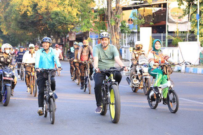 Peringati HLH Sedunia, Wali Kota dan Masyarakat Probolinggo Gowes Bersama