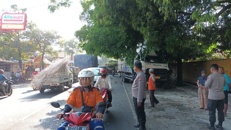 Truck dan 2 Minibus Kecelakaan Beruntun di Jalur Pantura Kraksaan Probolinggo