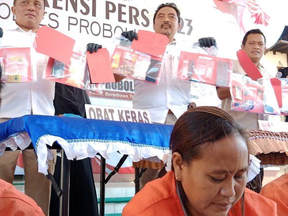 Edarkan Pil Koplo Buat Beli Sandal Anak, Ibu Rumah Tangga di Probolinggo Dibekuk Polisi