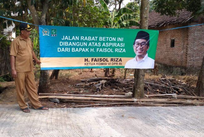 Bantu Petani, Ketua Komisi VI DPR RI Bangun Sumur Bor hingga Perbaiki Jalan Rusak