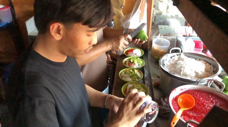 Cuaca Panas, Menjadi Berkah Penjual Es Oyen di Mojosari