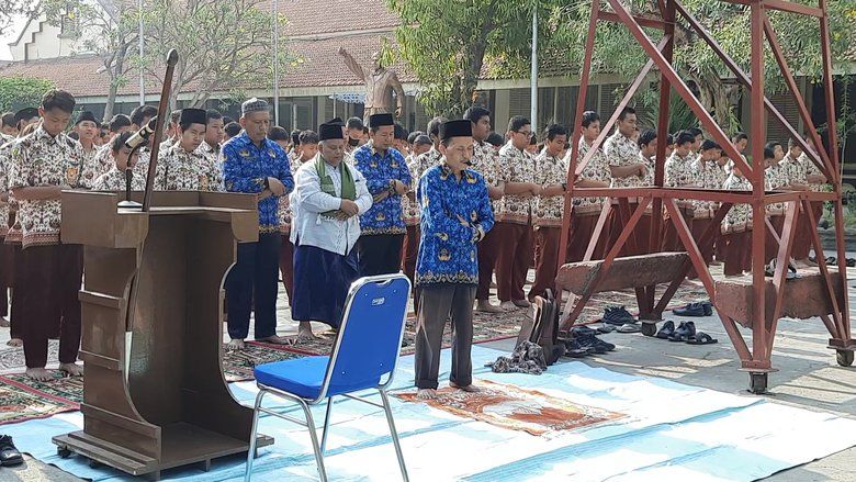 Siswa Sekolah Se-Mojokerto Gelar Shalat Minta Hujan

 
