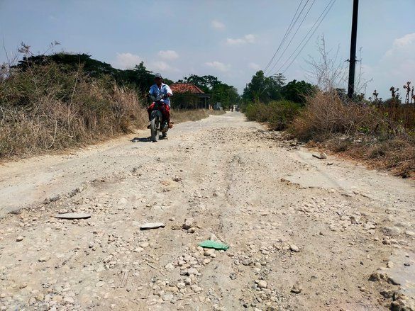 Pemkab Sampang Gelontorkan Dana Rp6,3 Miliar untuk Pemeliharaan Jalan Madupat-Camplong

 