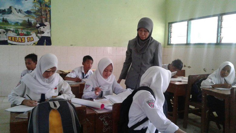 Jual Beli Seragam Olahraga Diduga Terjadi di SMP Negeri 1 Kedungdung Sampang

 