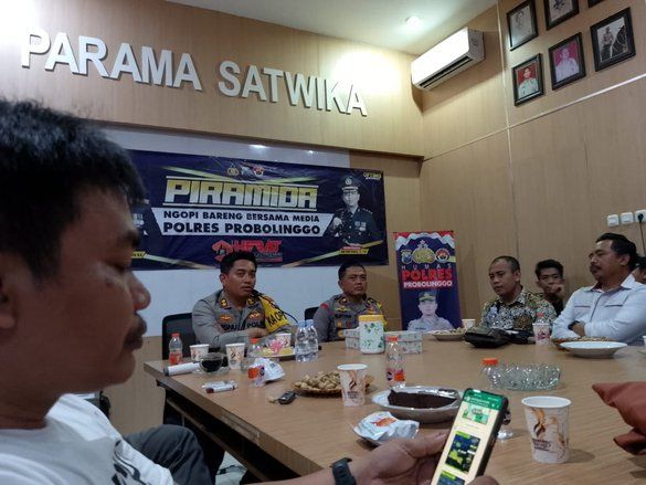 Antisipasi Kerawanan Pemilu 2024, Polisi dan Wartawan Probolinggo Ngopi Bareng