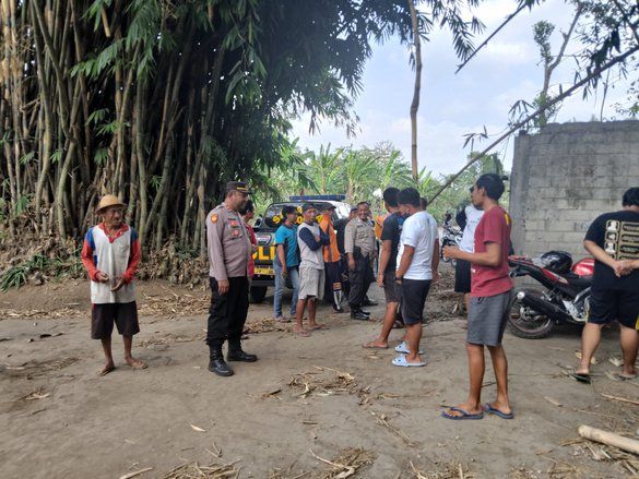 Dugaan Korban Pembunuhan, Tubuh Perempuan Ditemukan Mengambang di Sungai

 