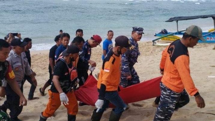 Terseret Ombak, Nelayan Tewas di Pantai Panjang

 