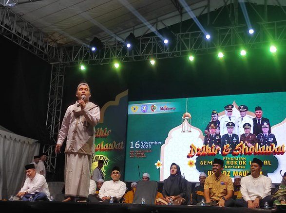 <em>Ngaos</em> <em>Bareng</em> Ustaz Maulana, Bupati Ikfina Ajak Masyarakat Berantas Rokok Ilegal