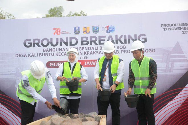 Gubernur Khofifah Resmikan Pembangunan Pengendali Banjir Rob di Desa Kalibuntu Probolinggo