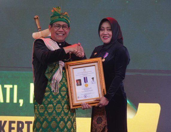 Bupati Ikfina Terima Penghargaan dan Lencana Bakti Pembangunan Desa dari Kemendes PDTT 