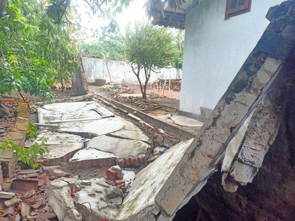 Hujan Deras Disertai Angin Kencang, Belasan Rumah di Mojokerto Rusak