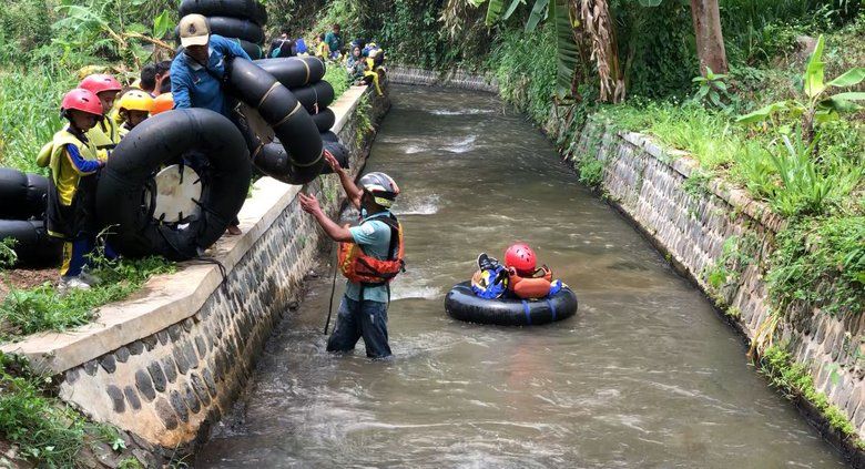 Serunya <em>Water Tubing</em> Menyusuri Irigasi Arum Jeram Landaian (AJL) Mojokerto