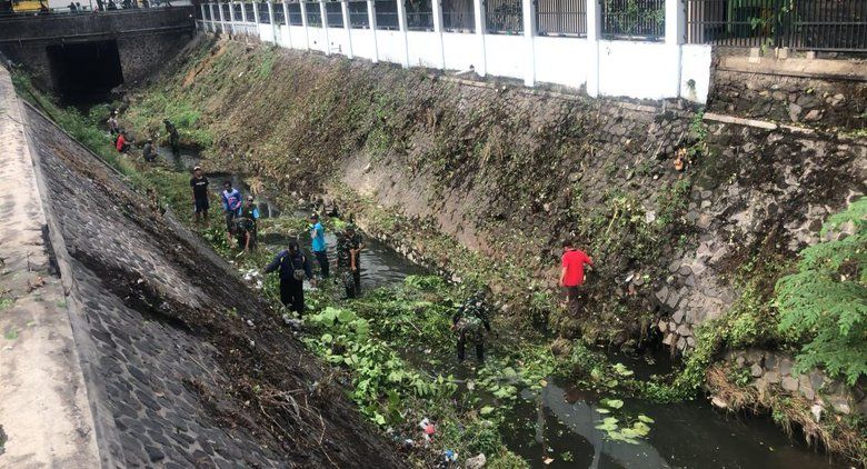 Cegah Banjir, ASN dan Warga Bersihkan Sampah di Sungai Curah Ngoro Mojokerto