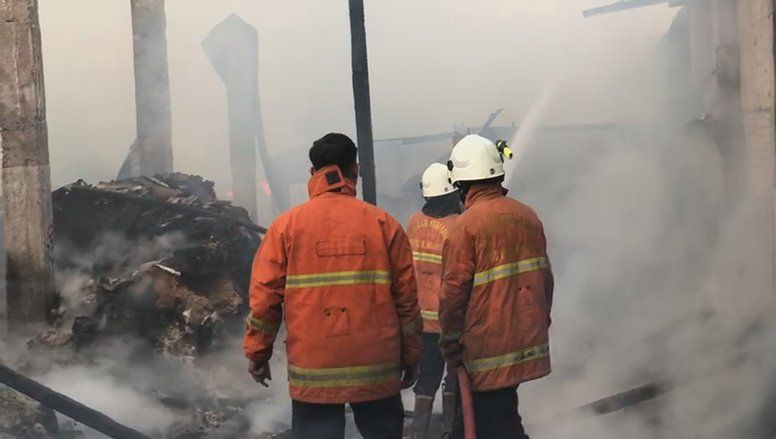 Gudang Produksi Pakan Ternak dan Kandang Bebek di Mojokerto Terbakar