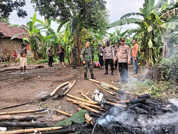 Gagal Gerebek, Polisi dan TNI di Mojokerto Bakar Arena Judi Sabung Ayam