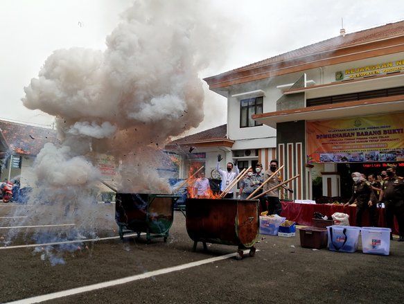 Kejari Probolinggo Musnahkan Narkoba hingga Uang Palsu