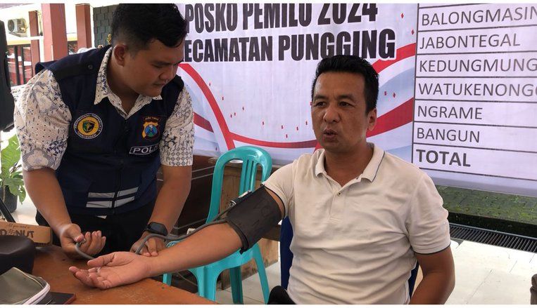 Sidokkes Polres Mojoketo Cek Kesehatan Polisi dan Petugas KPPS