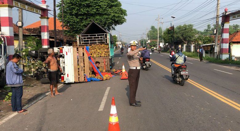 Sopir Ngantuk, Truk Berisi 3 Ton Durian Terguling