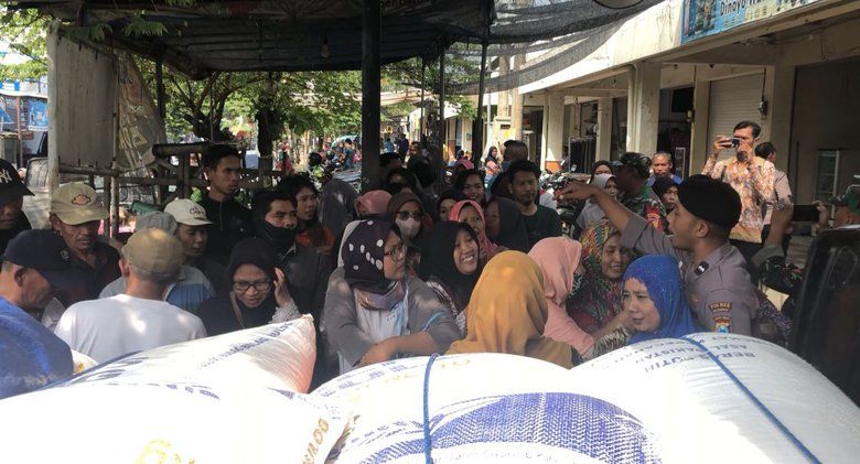 Emak-Emak Repot Bawa Beras 50 Kg, Bulog Kehabisan Stok 5 Kg