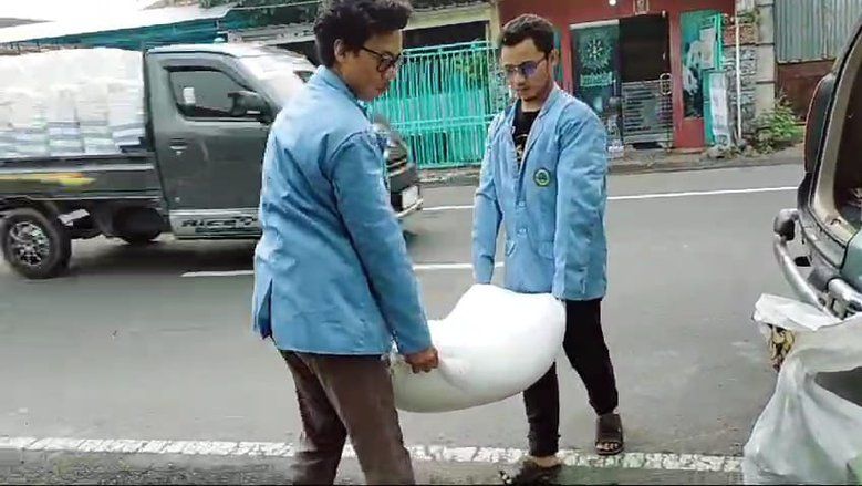 Sembako Mahal, Mahasiswa Salurkan Bantuan Sembako ke Panti Asuhan