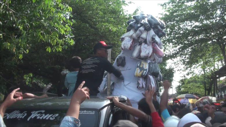 <em>Gunungan</em> Berisi Ribuan Pasang Sepatu Baru Jadi Rebutan Warga