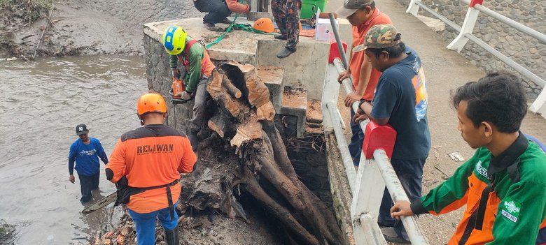 BPBD dan Warga Potong Pohon yang Menutup Aliran Dam di Mojokerto