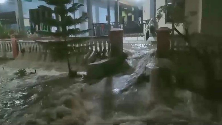 Banjir Deras Kepung Rumah dan Robohkan Pagar Kecamatan