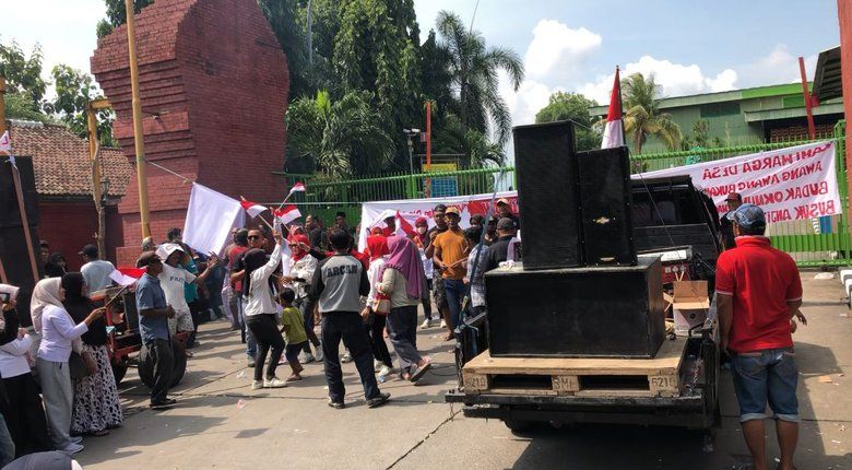 Warga Desa Awang Awang Tuntut Sosro Lebih Banyak Rekrut Warga Sekitar