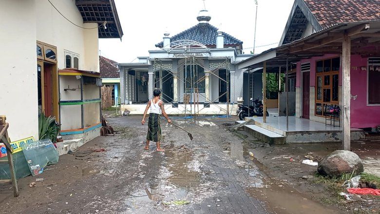 Banjir Surut, Warga Tiga Desa di Mojokerto Bersihkan Lumpur