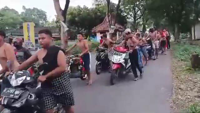 Balap Liar, Puluhan Remaja Dihukum Dorong Motor 1 Kilometer